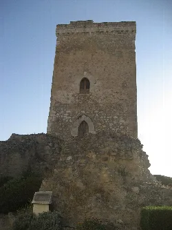 Steinerner Turm mit schmalen Fenstern in einer mittelalterlichen Burg in Monturque.
