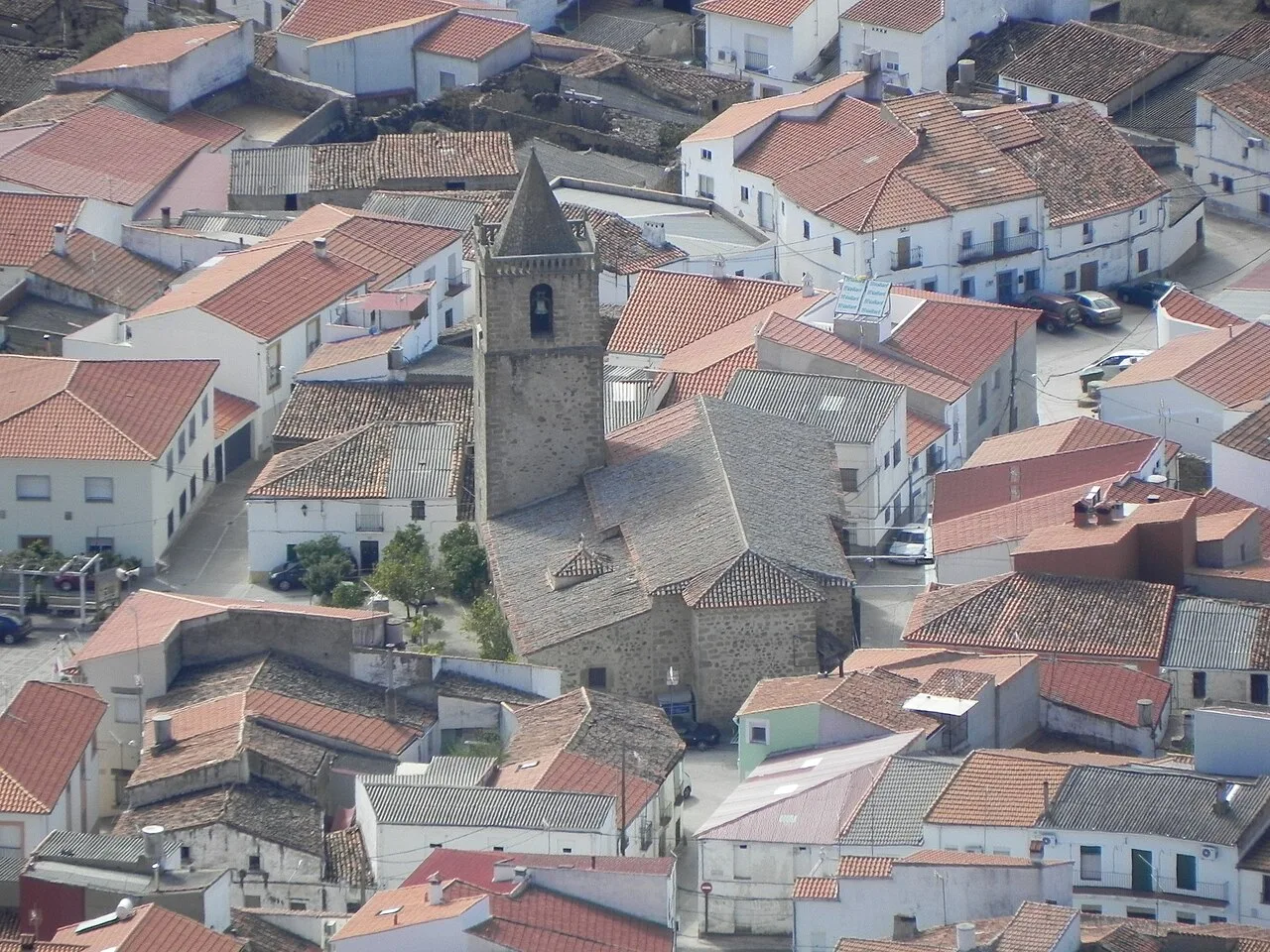 Weiße Häuser und eine Kirche im Zentrum von Puerto de Santa Cruz.
