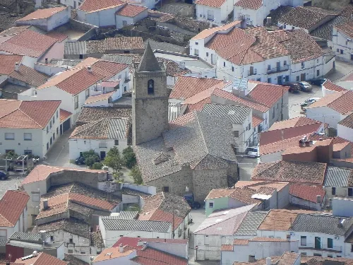Weiße Häuser und eine Kirche im Zentrum von Puerto de Santa Cruz.