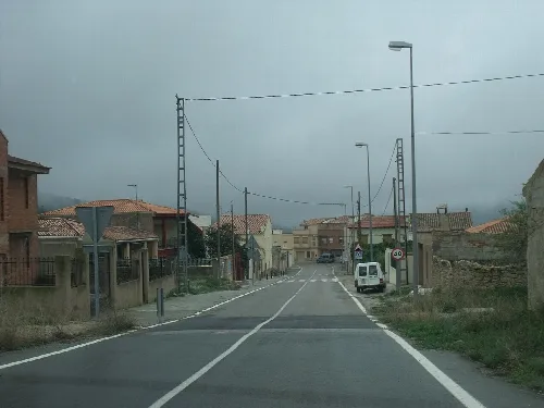 Hauptstraße mit Häusern und Straßenlaternen in Higueruelas, Valencia.