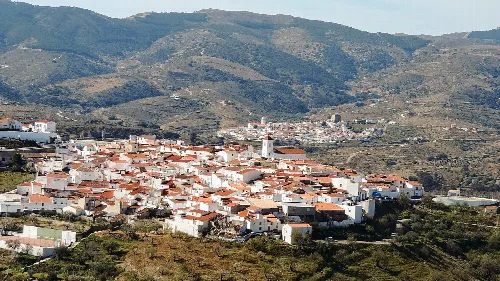 Vista panorámica de Alcudia de Monteagud con casas blancas y montañas en el fondo.