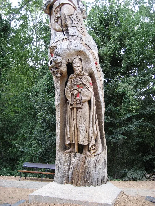 Schnitzfigur eines Templer-Ritters mit Rüstung und Schild in Santalla del Bierzo.