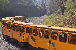 El tren minero del Ecomuseo acercándose al Pozo Samuño