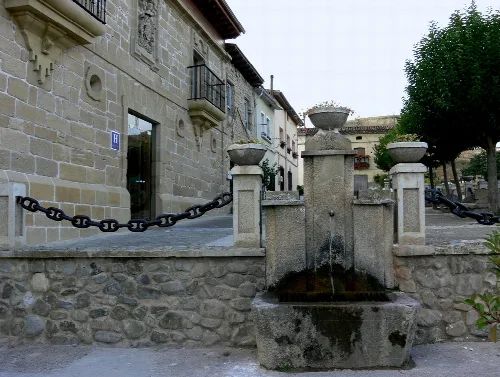 Steinbrunnen und Häuser in Villalobar de Rioja.