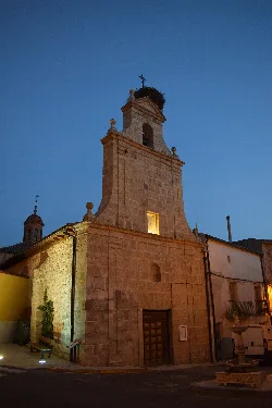 Fassade der Santa Ana Kirche mit Turm und Kreuz in Cevico de la Torre.
