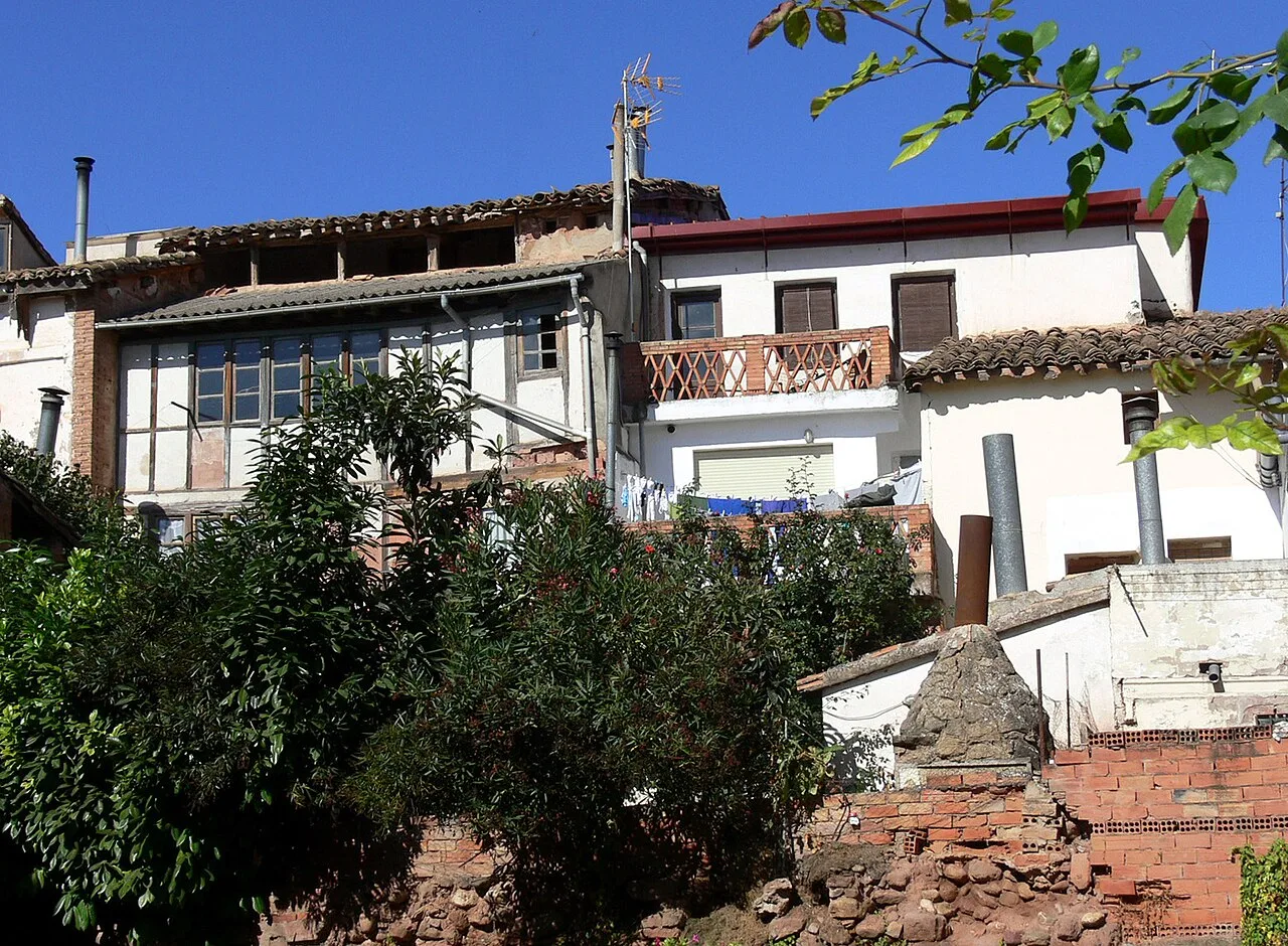 Viviendas con tejados de tejas y paredes blancas en Hormilla, La Rioja.