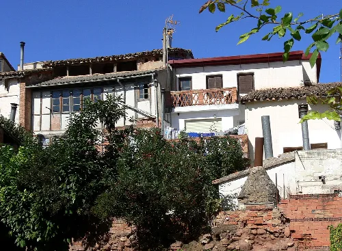 Häuser mit Ziegeldächern und weißen Wänden in Hormilla, La Rioja.