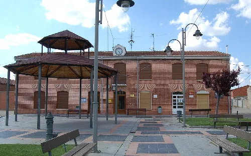 Rathaus in Milles de la Polvorosa mit Platz und Bänken.