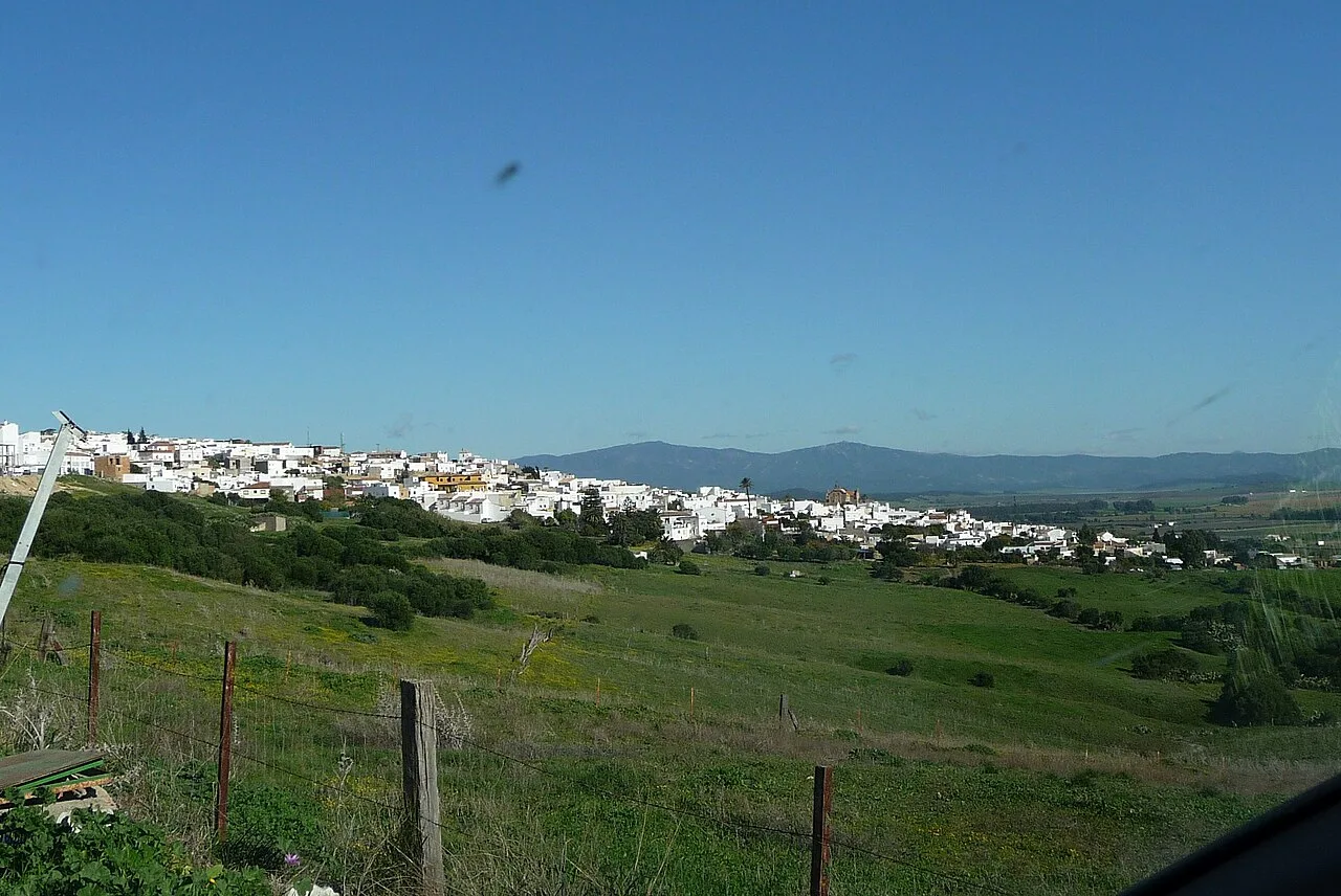 Landschaft mit weißen Häusern in Benalup-Casas Viejas und Hügeln im Hintergrund.