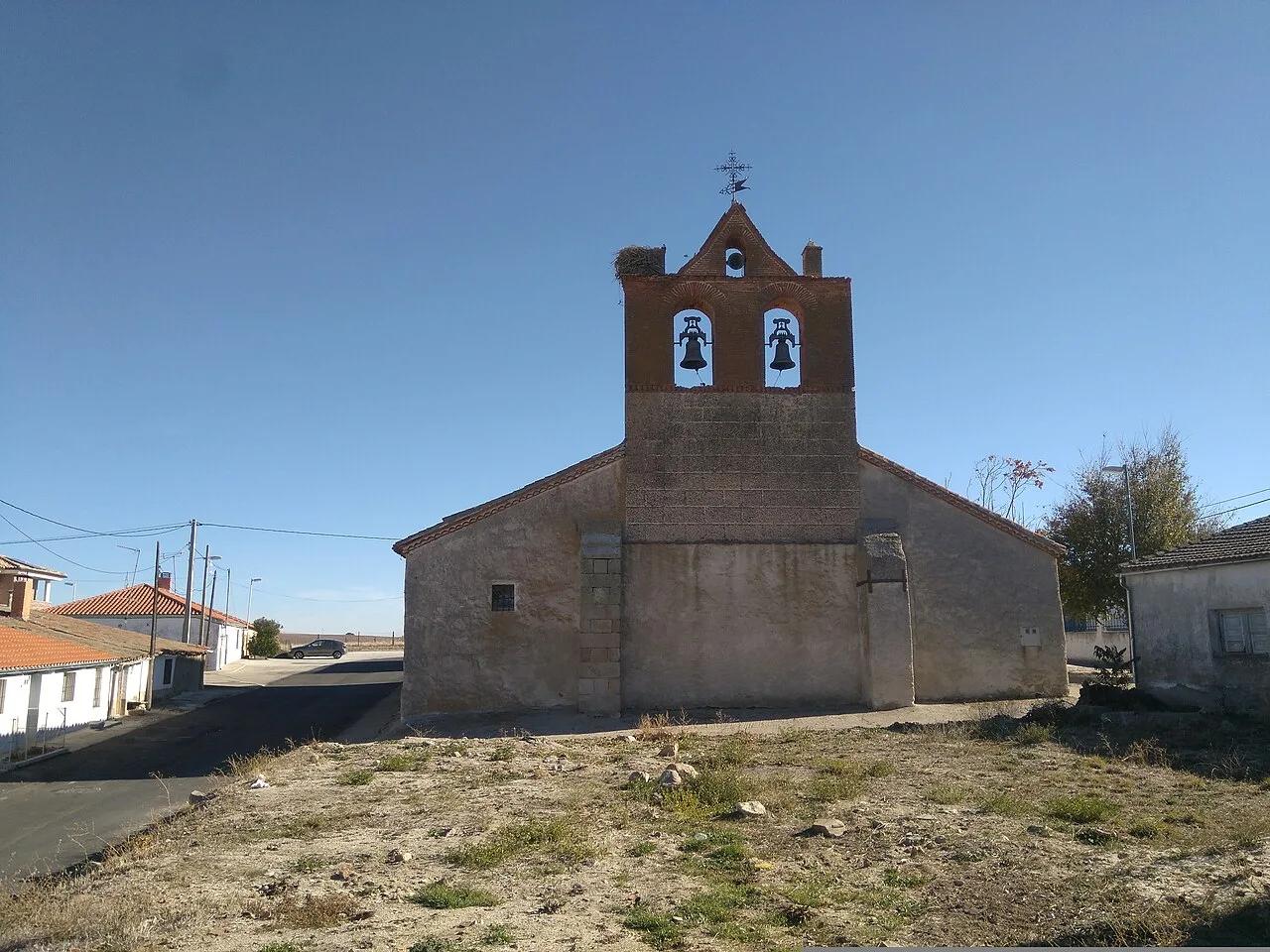 Iglesia de San Pedro en Anaya de Alba. Un Iglesia románica muy deteriorada, con contrafuertes reutilizados en la fachada principal y campanario reconstruido en ladrillo visto.