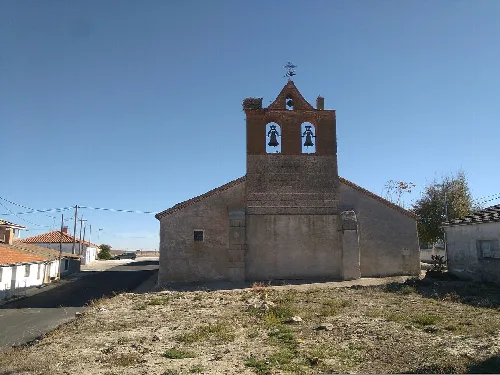 Iglesia de San Pedro en Anaya de Alba. Un Iglesia románica muy deteriorada, con contrafuertes reutilizados en la fachada principal y campanario reconstruido en ladrillo visto.