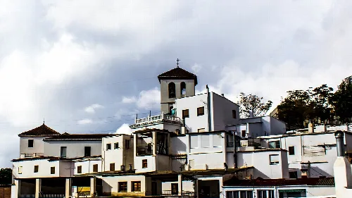 Weiße Häuser und eine Kirche im Viertel Iglesia in Torvizcón.