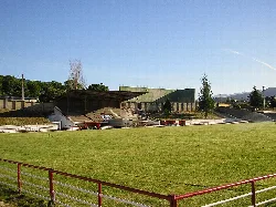 Fußballfeld und Tribünen in Fabero, León.