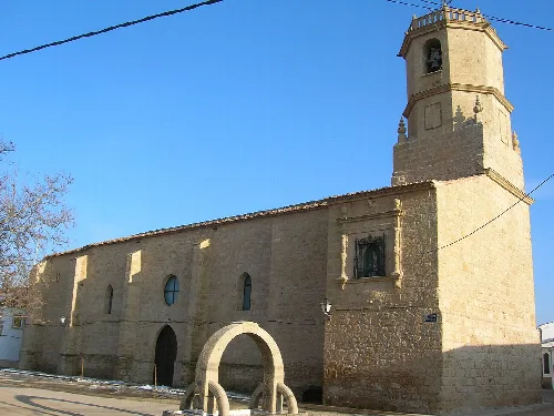 Iglesia de piedra con torre y fachada en Vianos, Albacete, España