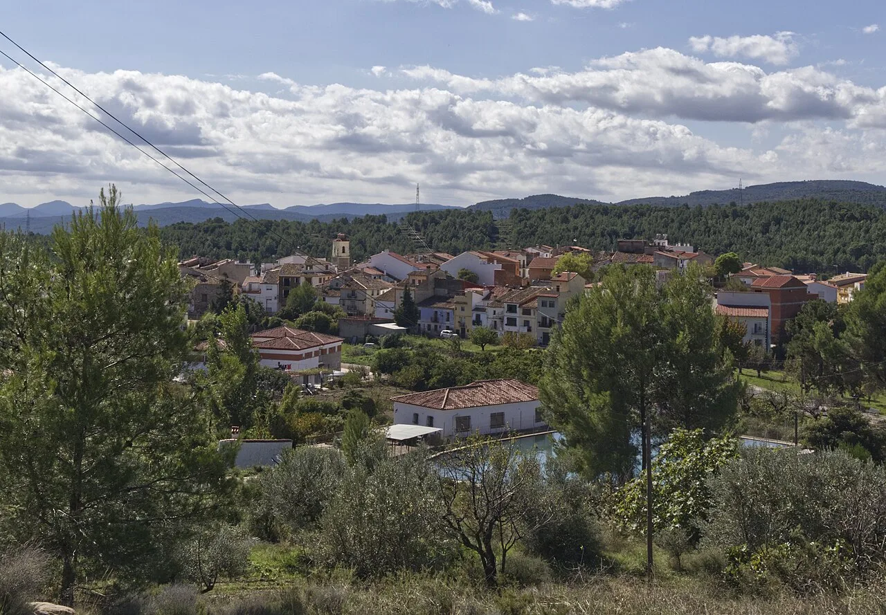 Paisaje de Benafer visto desde la Ermita de San Roque con árboles y casas.
