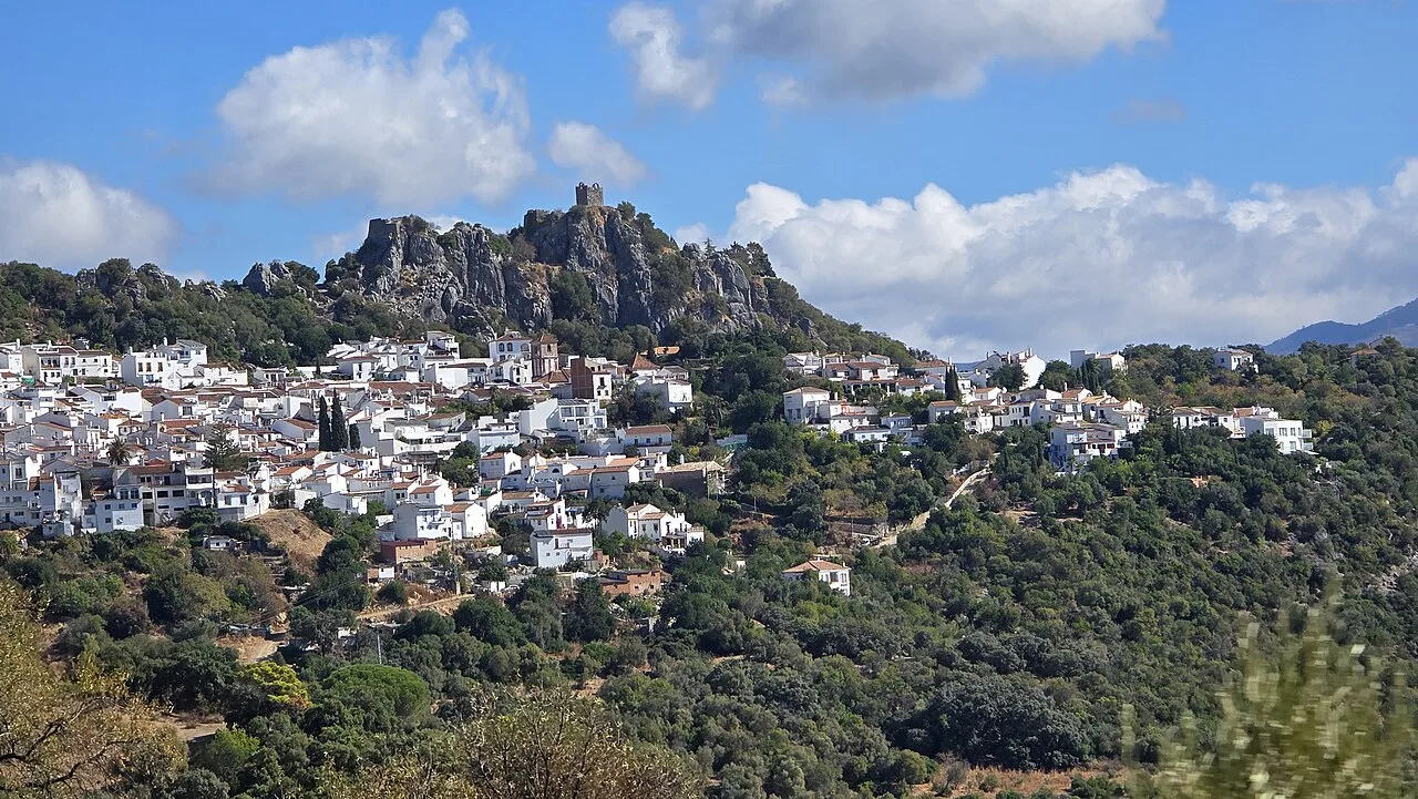 Panoramischer Blick auf Gaucín mit weißen Häusern und einer Burg auf dem Hügel.