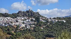Vista panorámica de Gaucín con casas blancas y un castillo en la cima.