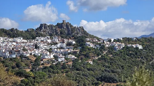 Panoramischer Blick auf Gaucín mit weißen Häusern und einer Burg auf dem Hügel.