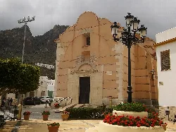 Kirche in Lucainena de las Torres mit Blumen und Laterne.
