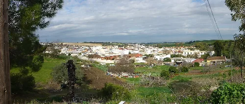 Panoramablick auf San José del Valle, mit weißen Häusern und grünen Feldern.