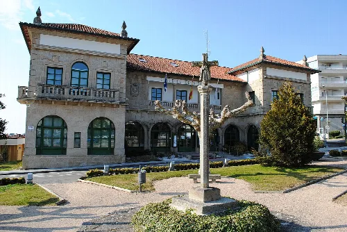 Rathaus von Nigrán und Denkmal im Park.