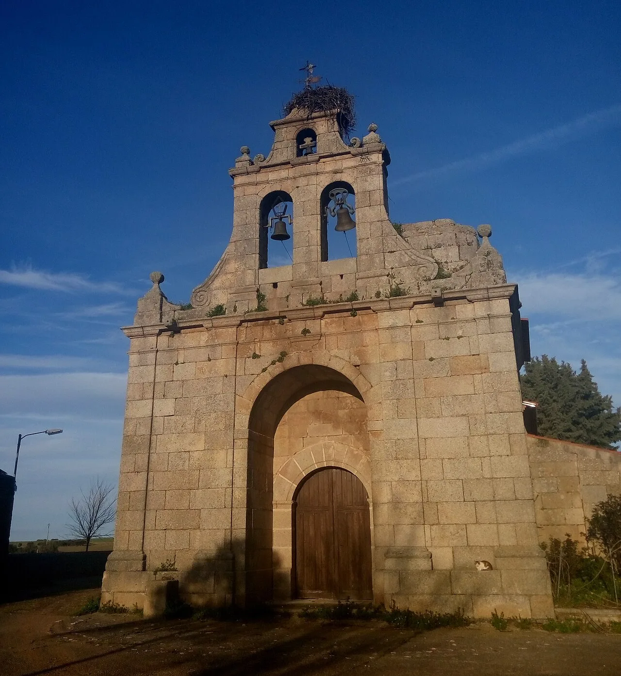 Portada y espadaña de la iglesia de San Juan Bautista, en Villar de Argañán.