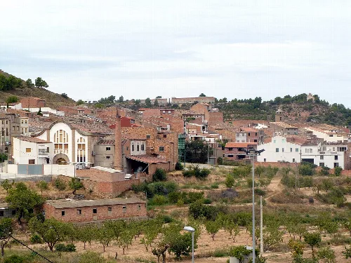 Landschaft mit Häusern und Weinbergen in El Soleràs, Lleida.