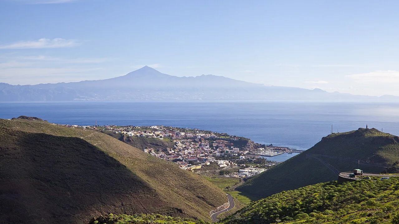 Blick auf San Sebastián de La Gomera mit Meer und Bergen.