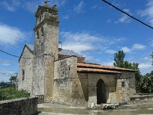 Kirche mit Turm und Rundbogentür in Iruraiz-Gauna.