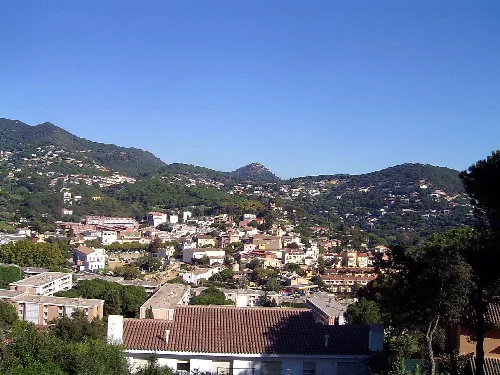 Cabrils, comarca del Maresme. Al centre la muntanya de Burriach, amb el castell del mateix nom.