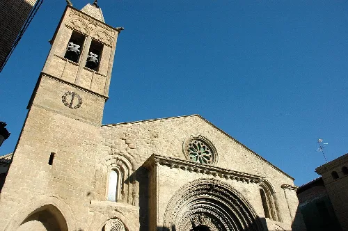 Fassade und Glockenturm der Santa Maria Kirche in Agramunt.