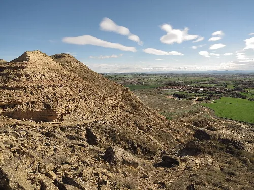 Quicena (provincia de Huesca, Aragón, España) : Vista hacia el pueblo y la llanura desde los barrancos.