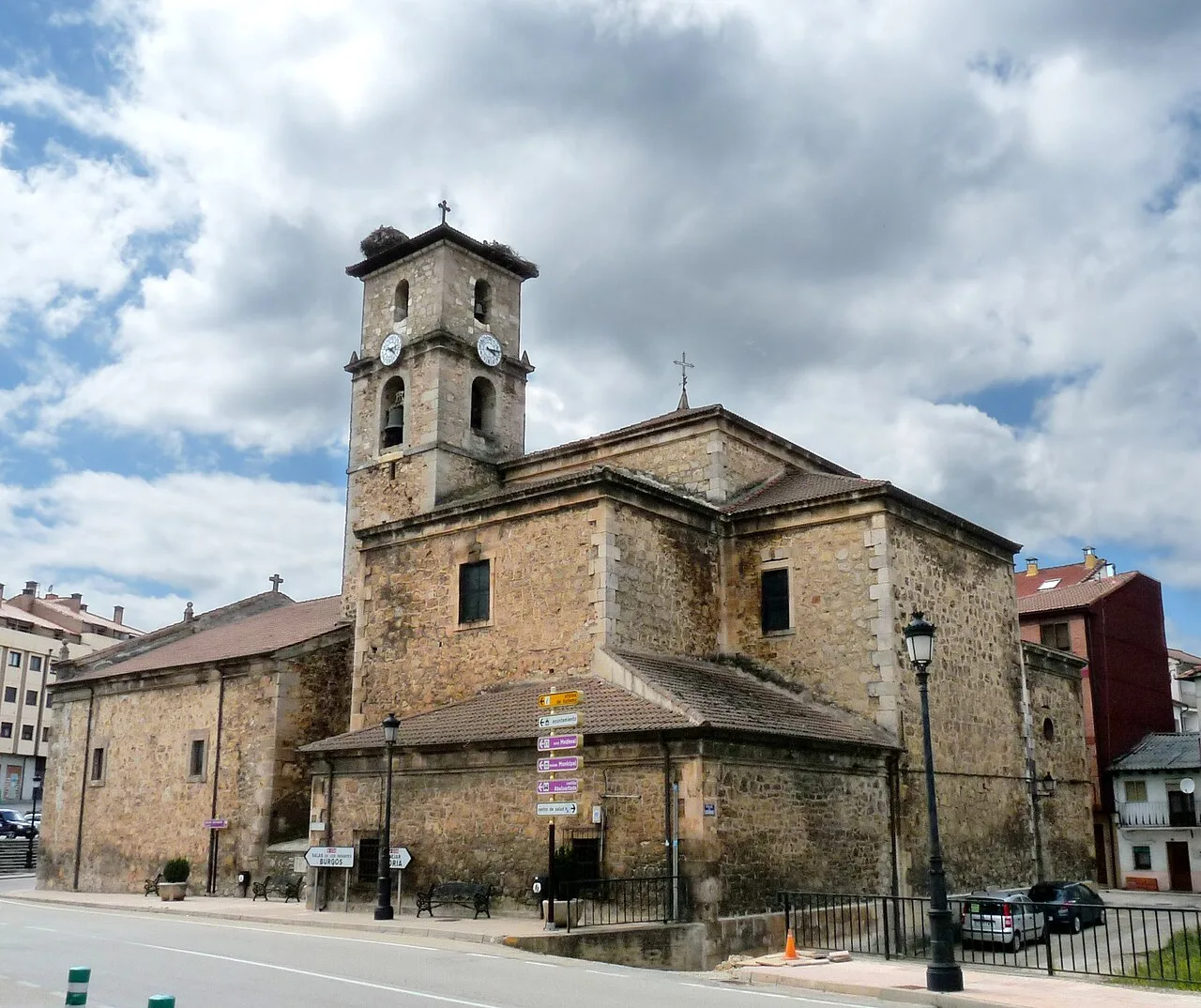 Iglesia de San Leonardo Abad con torre y fachada de piedra.