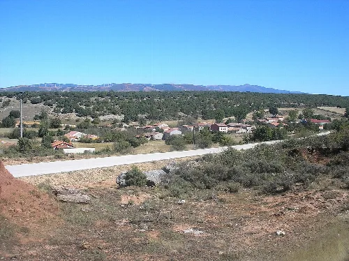 Vista general del pueblo de Cubillo del César (Burgos, España). Se trata de una pedanía del municipio de los Ausines en la comarca de Alfoz de Burgos. También pertenece al Partido judicial de Burgos y al arciprestazgo de Juan de Ortega.