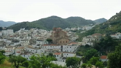 Vista de casas blancas y una iglesia en el centro de Lubrín en las colinas.