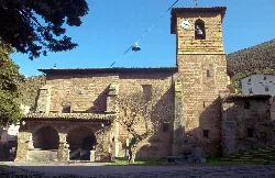 Iglesia con torre y reloj en Brieva de Cameros, La Rioja.