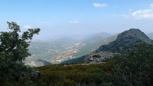 Landschaft mit Bergen und Tal vom la villuerca in Navezuelas.