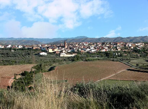 Landschaft mit Häusern, Feldern und Bergen in Tudelilla, La Rioja.