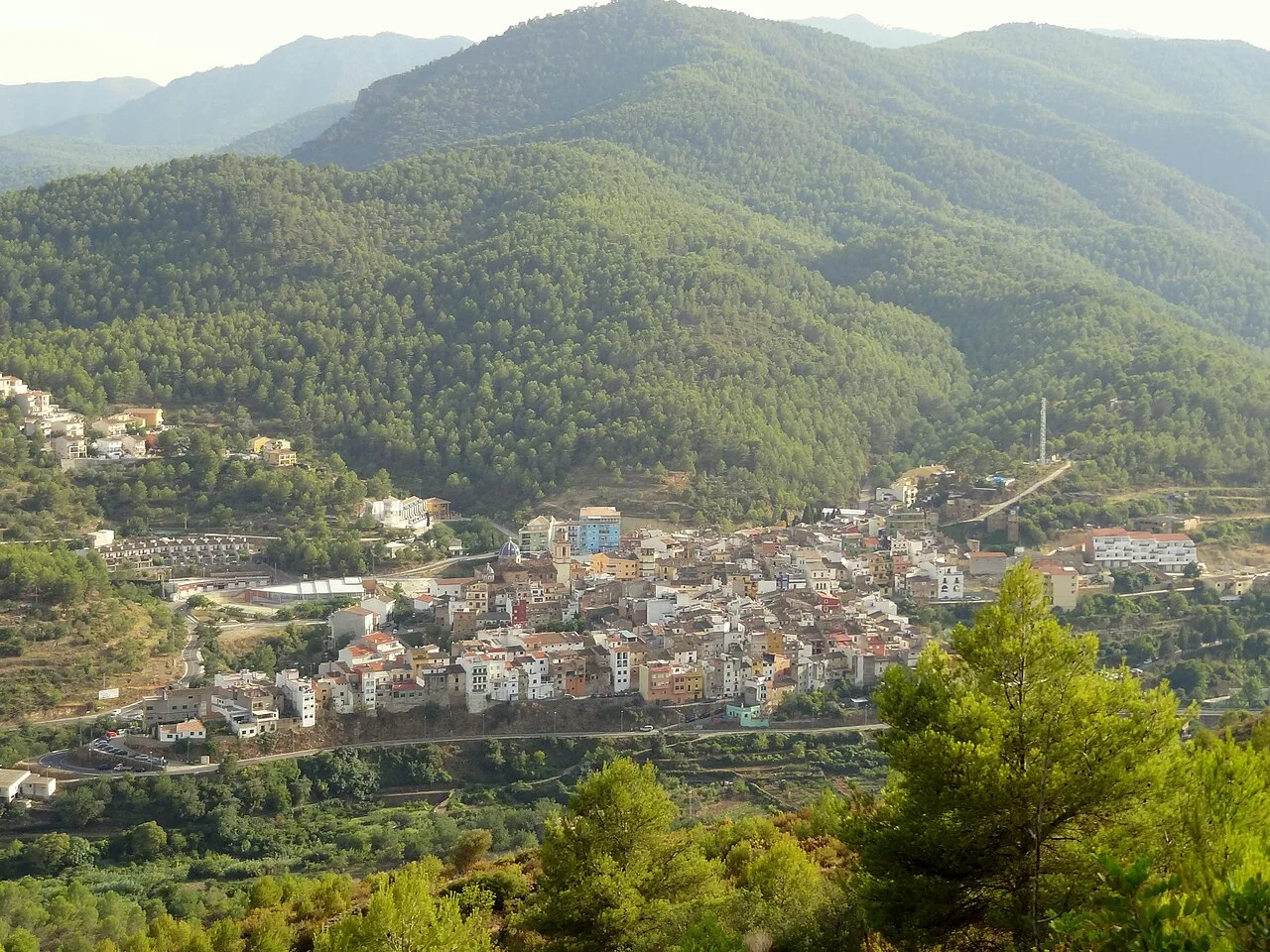 Panoramablick auf Sueras mit Bergen und Häusern im Tal.