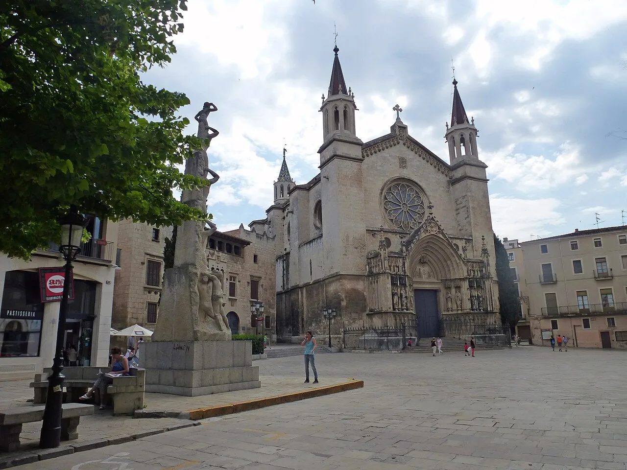 Fachada de la Basílica Sainte Marie con torres y rosetón en Villafranca del Panadés.