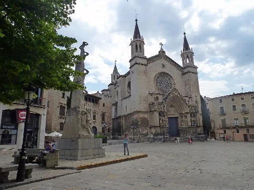 Fassade der Sainte Marie Basilika mit Türmen und Rosettenfenster in Villafranca del Panadés.