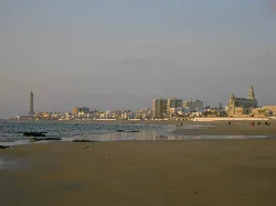 Blick auf Strand, Leuchtturm und Kirche in Chipiona von Süden.