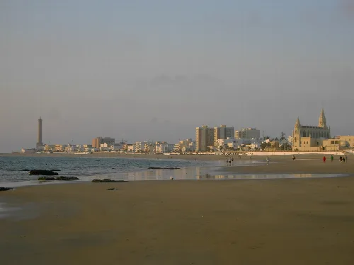Blick auf Strand, Leuchtturm und Kirche in Chipiona von Süden.