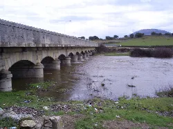 Puente de piedra sobre el río Valvanera en Santibáñez de Béjar