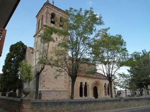 Kirche San Pedro mit romanischer Fassade und Glockenturm in San Pedro de Gaíllos.
