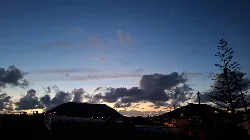 Paisaje montañoso con cielo azul y nubes en el horizonte cerca de Los Silos.