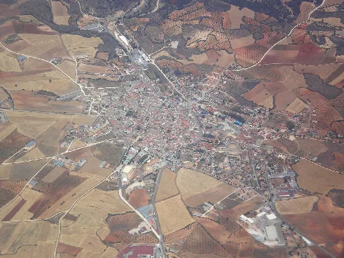 Vista aérea de Mondéjar con calles y campos rurales.