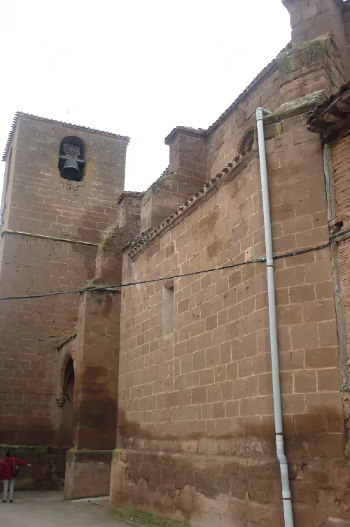Exterior de la iglesia parroquial de Arenzana de Arriba (La Rioja, España)