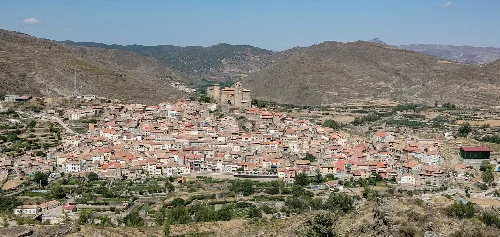 Vista de Cornago con iglesia y castillo en la cima del pueblo