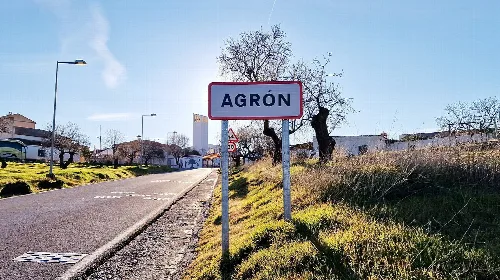 Cartel de entrada a la localidad de Agrón (provincia de Granada, España) por la carretera A-338.